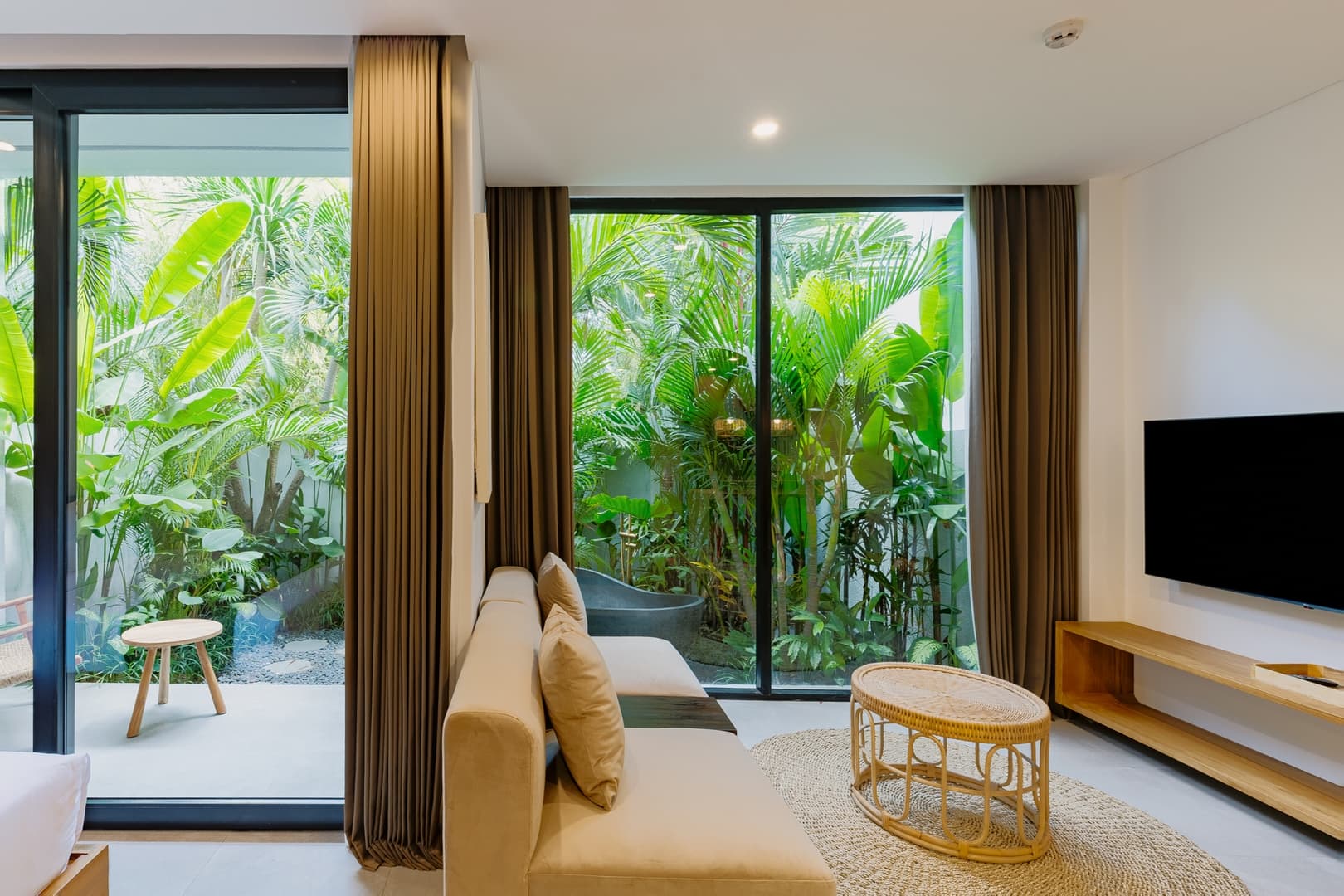 1BR Chic Canggu | Outdoor Bathtub, Pool & Gym
